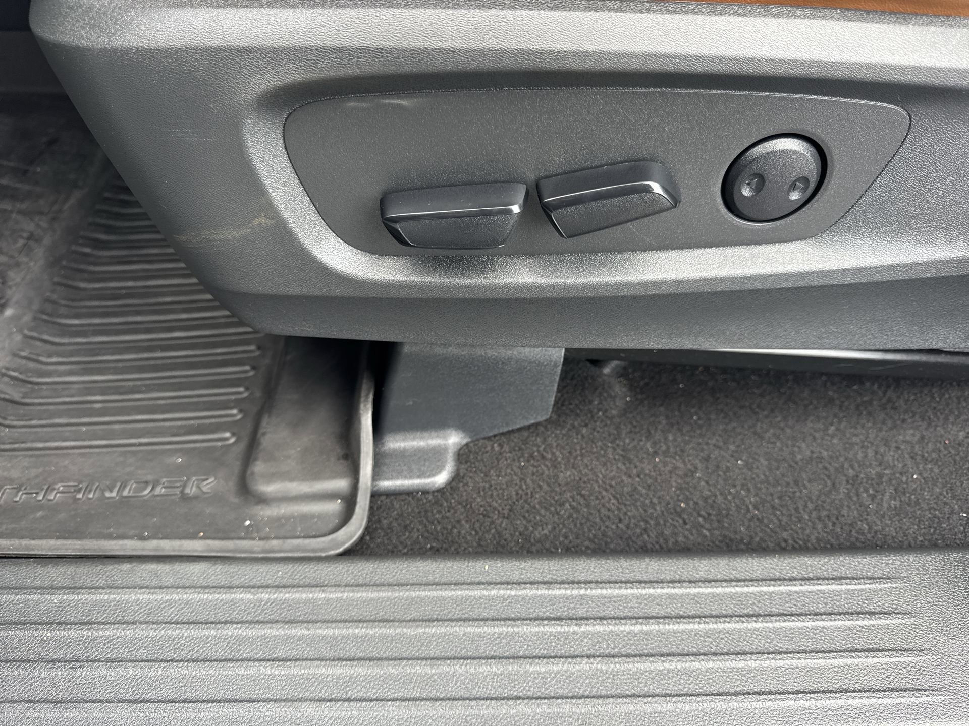 Used 2023 Nissan Pathfinder Platinum image 12