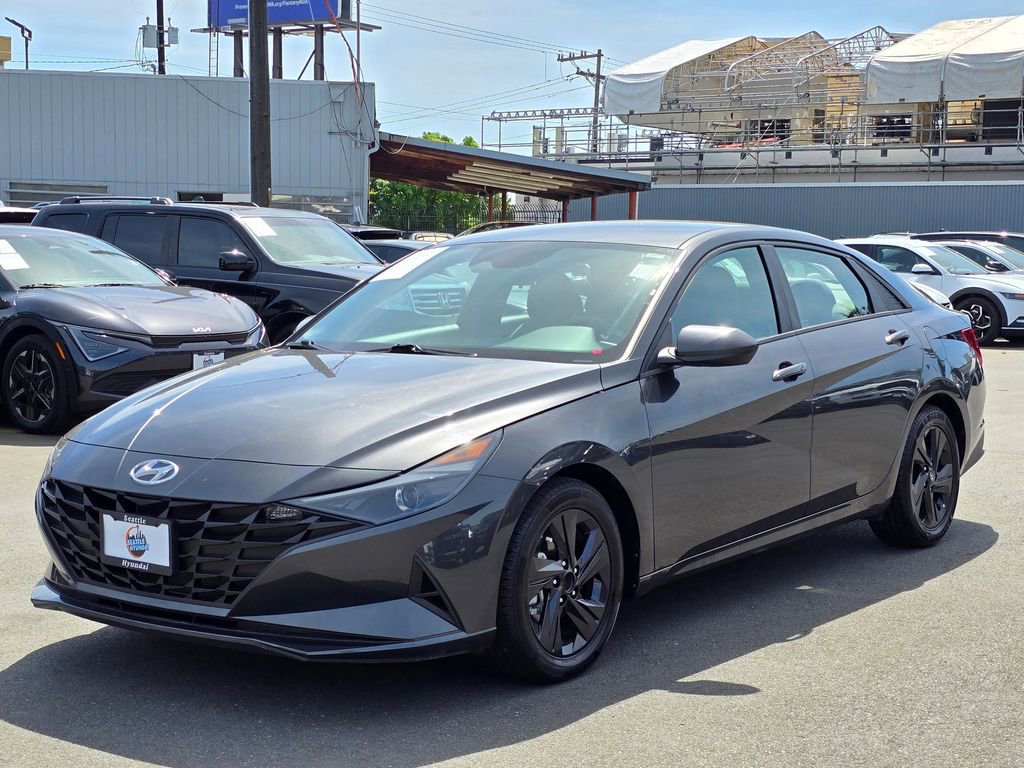 Used 2022 Hyundai Elantra SEL FWD image 3
