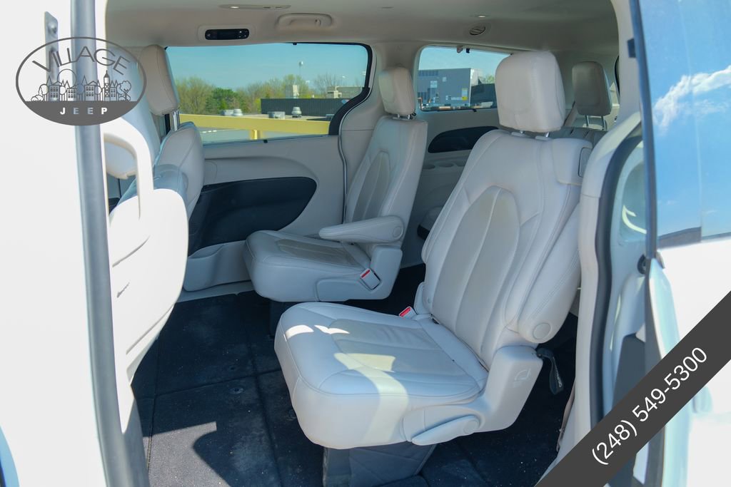 Used 2021 Chrysler Pacifica Touring-L FWD image 12