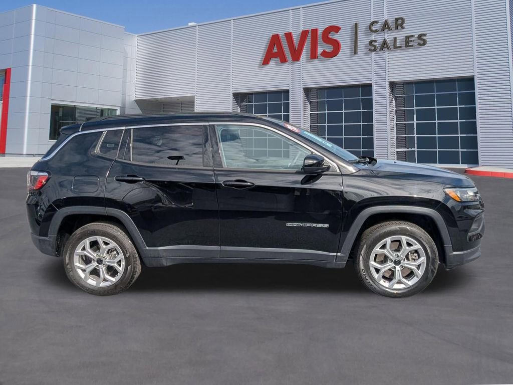 Used 2025 Jeep Compass Latitude AWD/4WD image 5