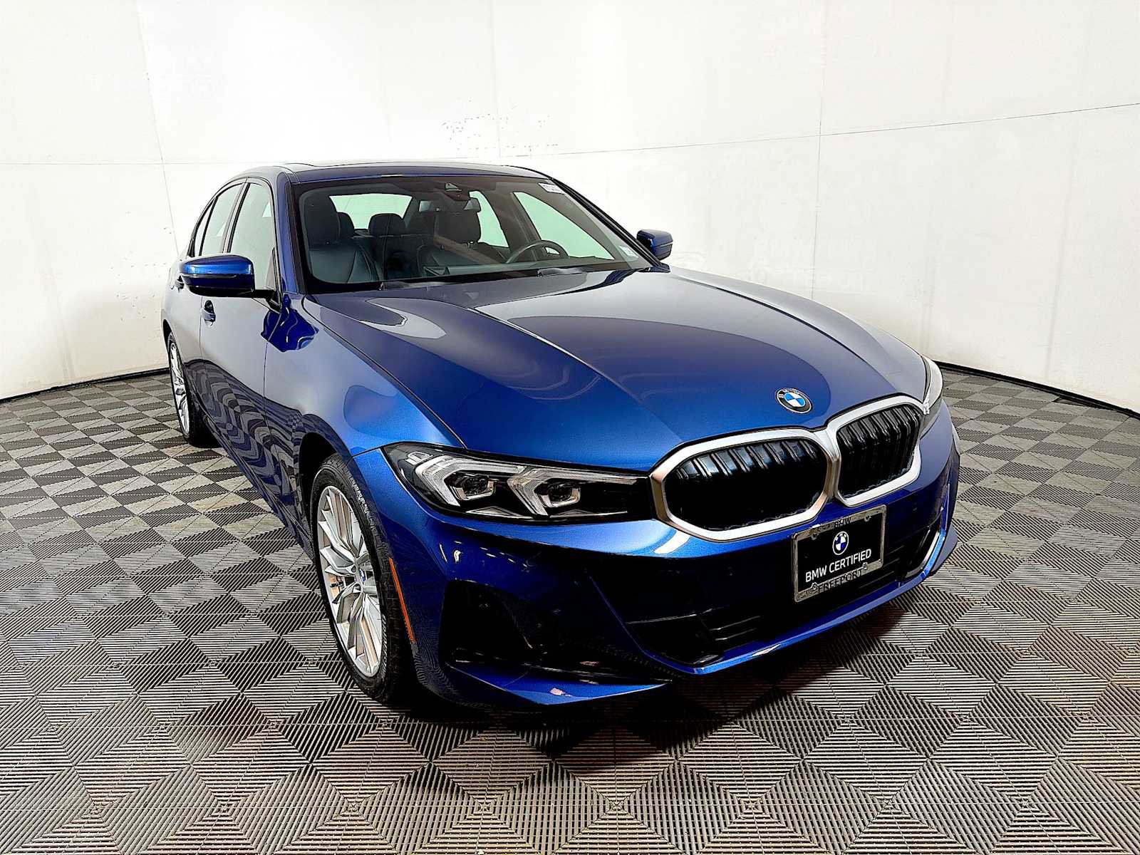Certified 2023 BMW 330i xDrive Sedan w/ Convenience Package image 2