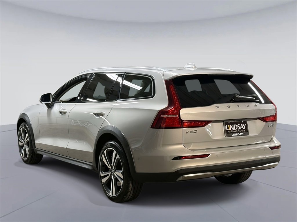 Used 2025 Volvo V60 B5 Cross Country Plus image 12