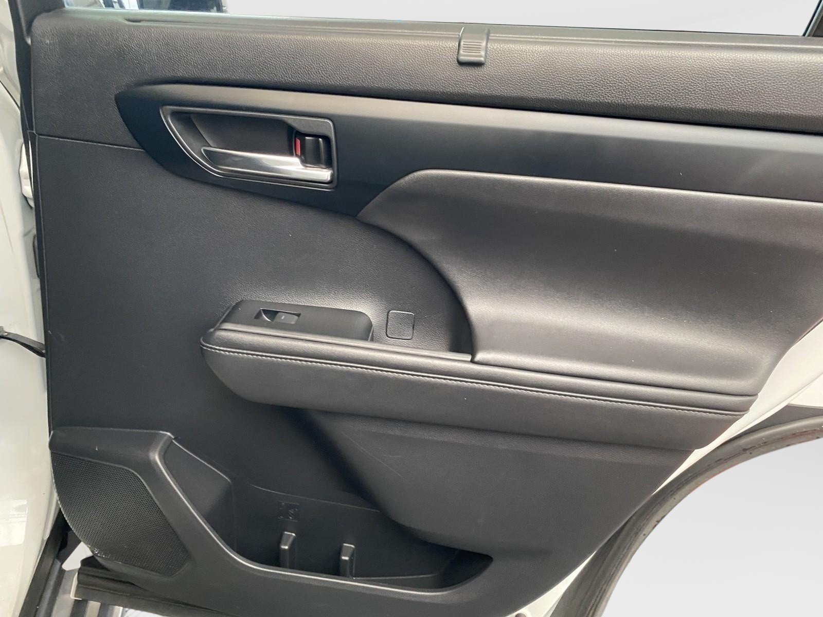 Used 2020 Toyota Highlander XLE AWD/4WD image 9