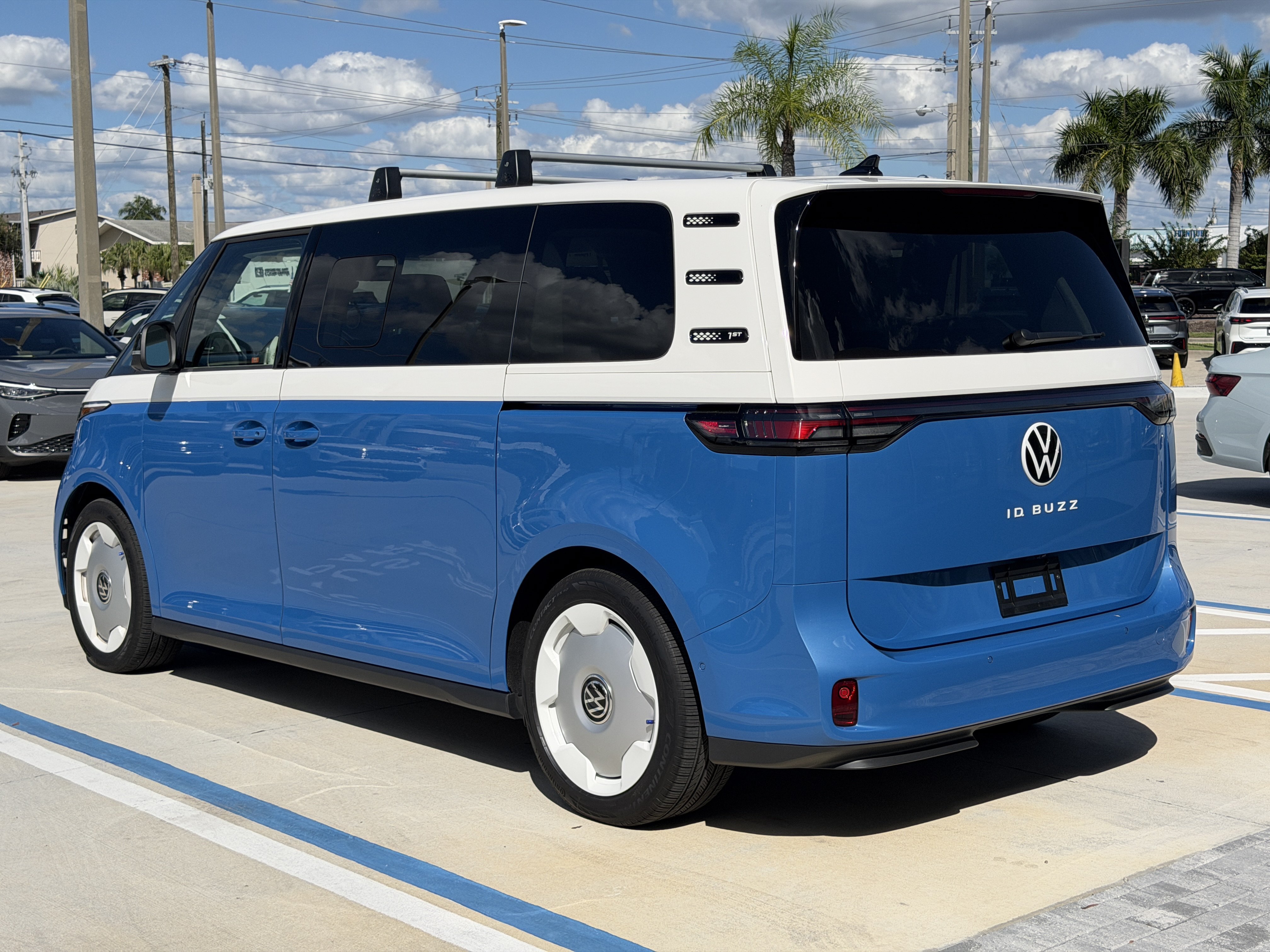Used 2025 Volkswagen ID. Buzz 1st Edition RWD image 5
