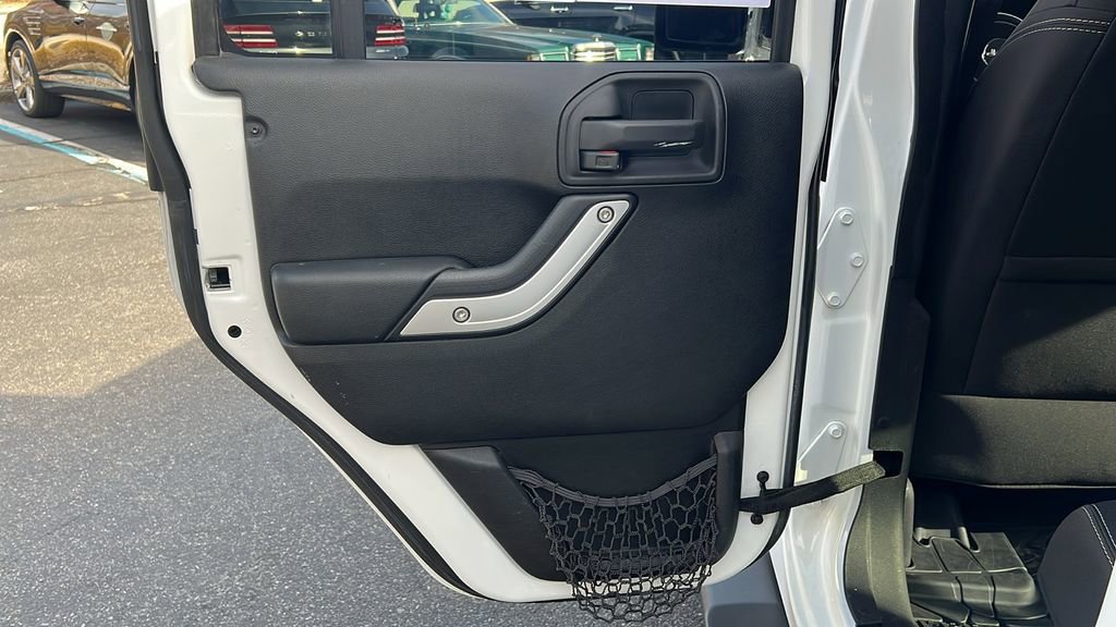 Used 2017 Jeep Wrangler Unlimited Sahara w/ Connectivity Group image 35