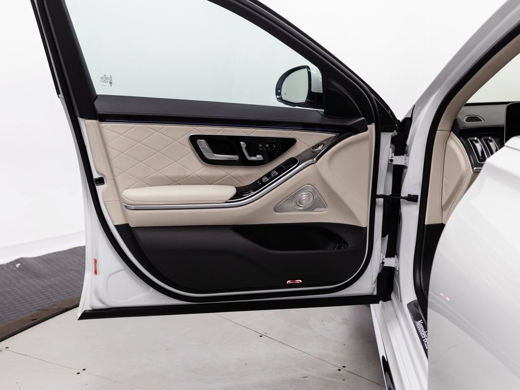 Used 2025 Mercedes-Benz S 580e 4MATIC Sedan image 5