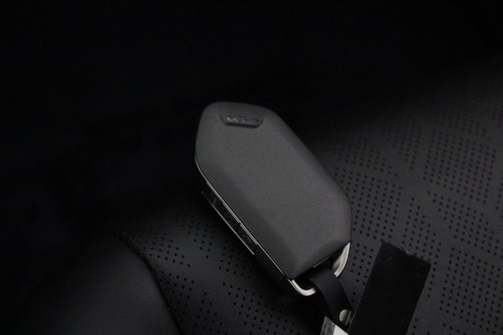 Used 2025 Kia Carnival EX FWD image 30