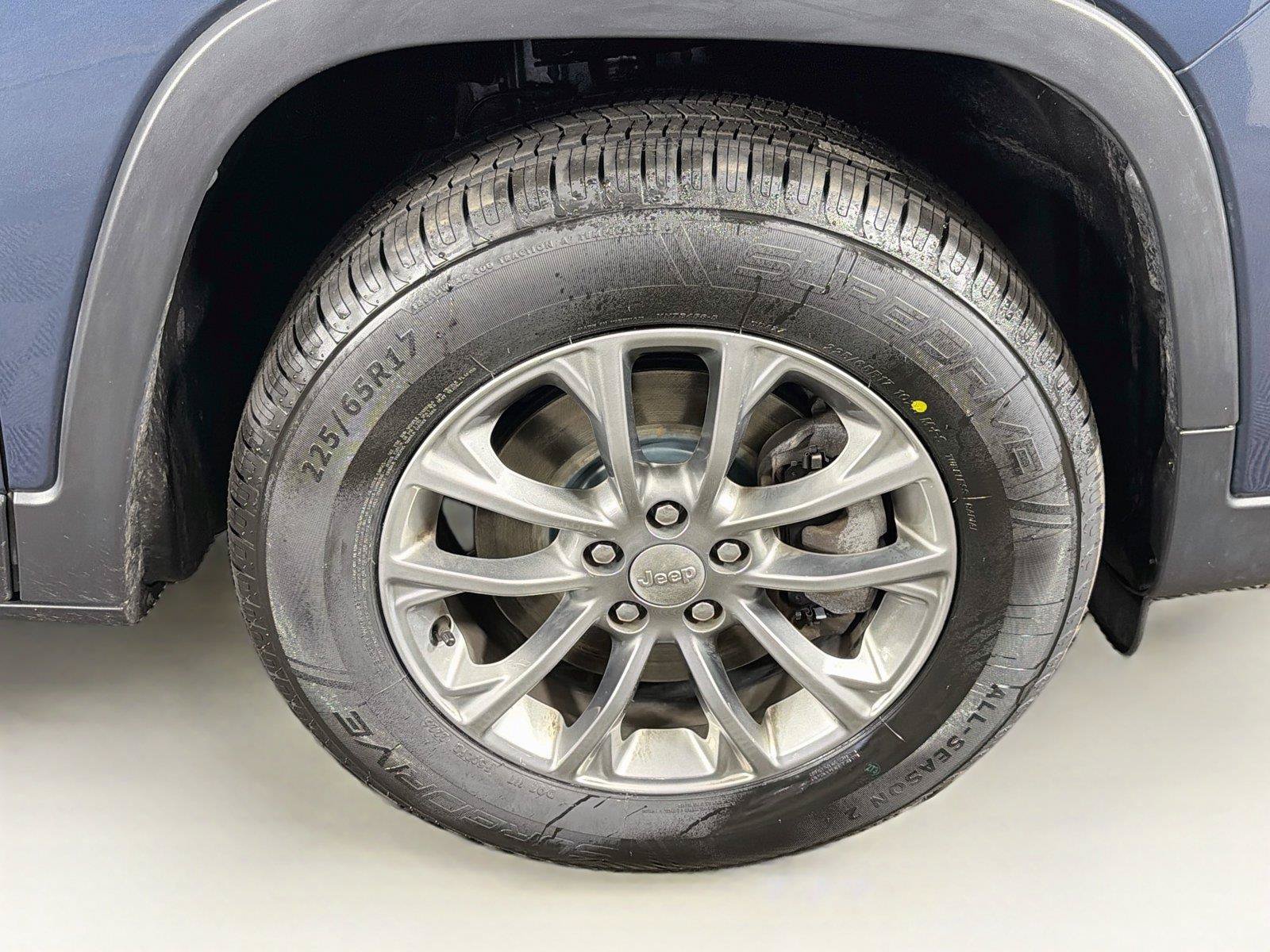 Used 2019 Jeep Cherokee Latitude Plus w/ Cold Weather Group AWD/4WD image 37