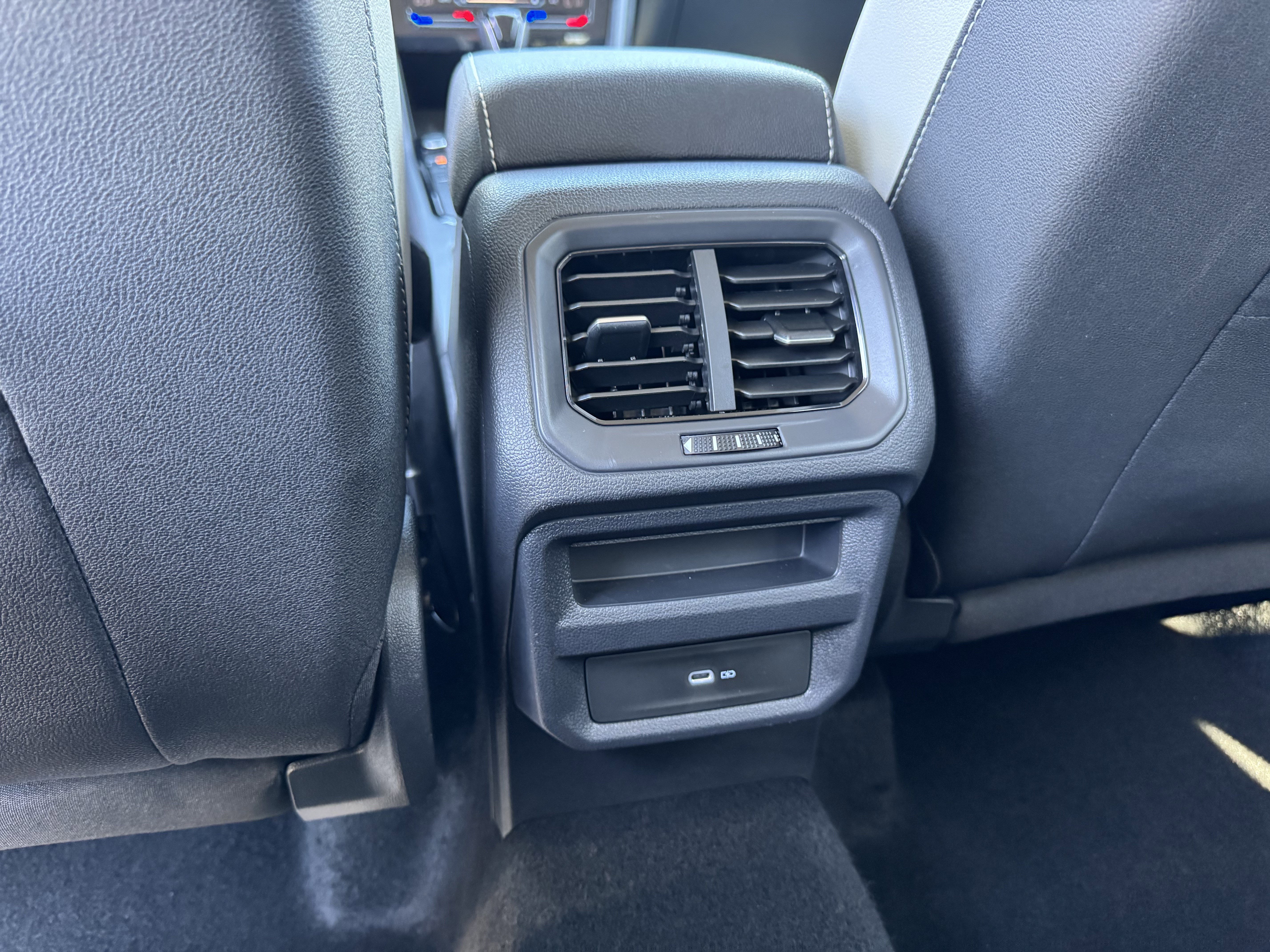 Used 2025 Volkswagen Taos SE image 33