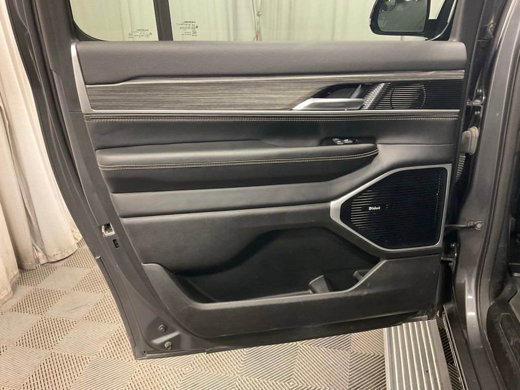 Used 2023 Jeep Wagoneer L Series III w/ Premium Group I image 35