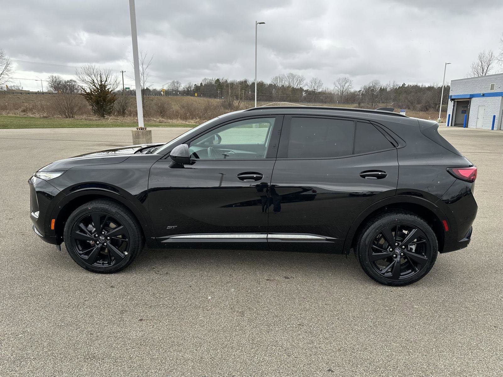 Used 2025 Buick Envision Sport Touring image 2