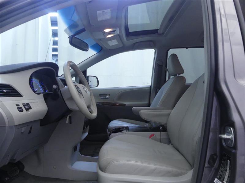 Used 2014 Toyota Sienna XLE image 18