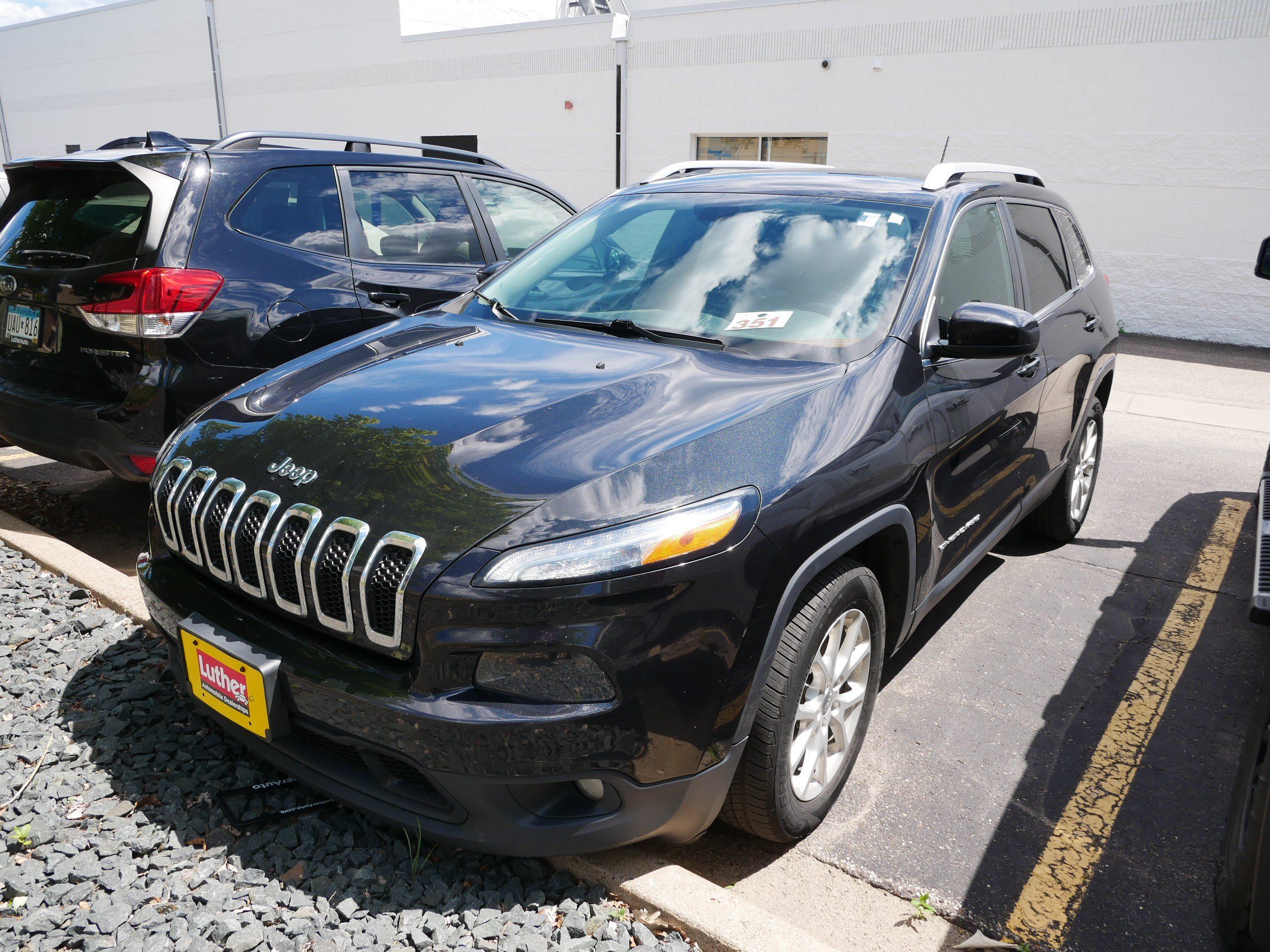 Used 2015 Jeep Cherokee Latitude w/ Cold Weather Group FWD image 2