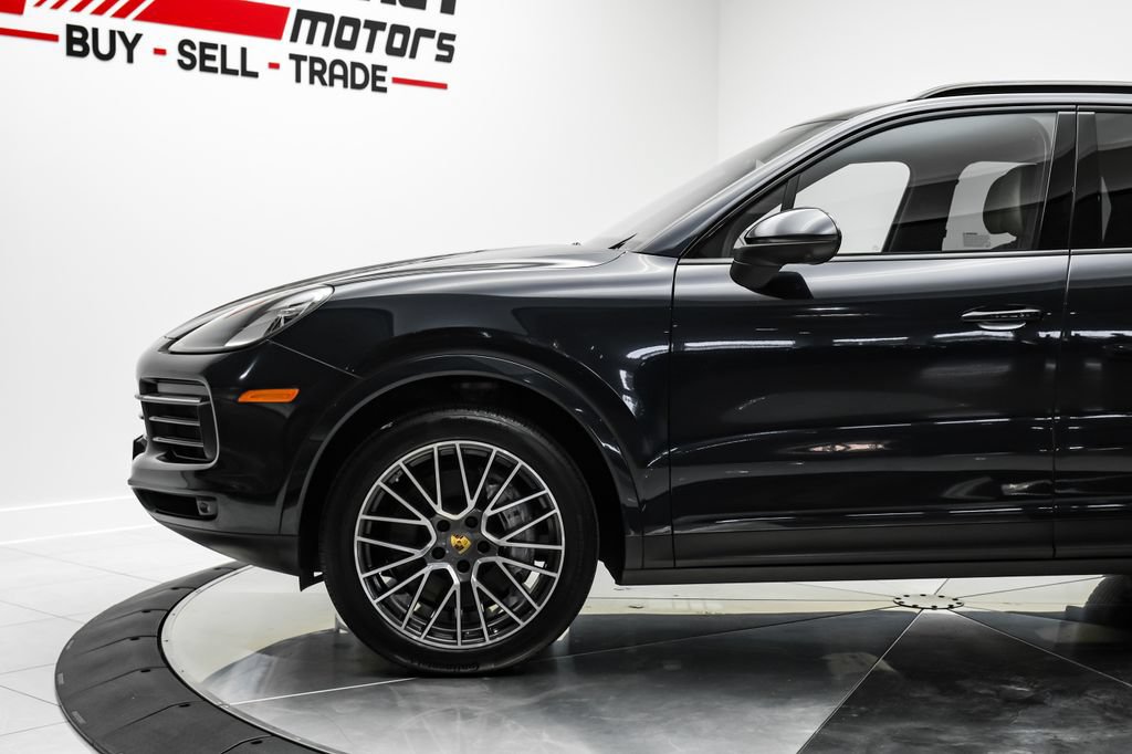 Used 2023 Porsche Cayenne w/ Premium Package AWD/4WD image 17
