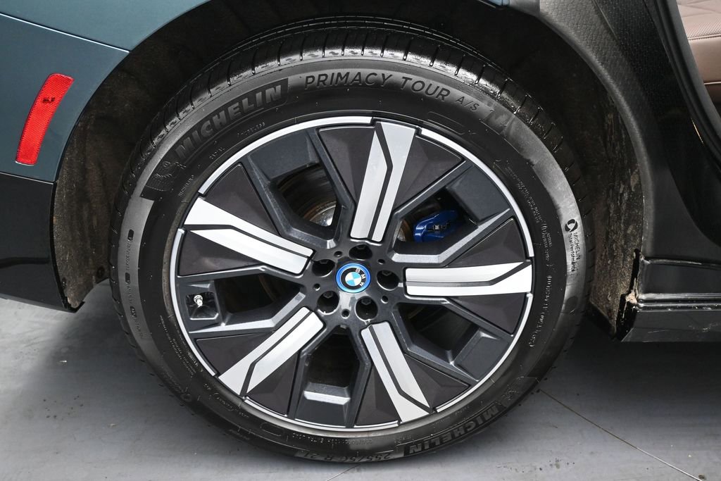 Used 2023 BMW iX xDrive50 w/ Sport Package AWD/4WD image 40
