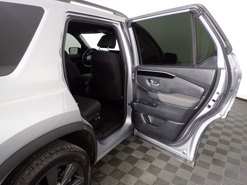 Used 2025 Honda Pilot Sport image 36
