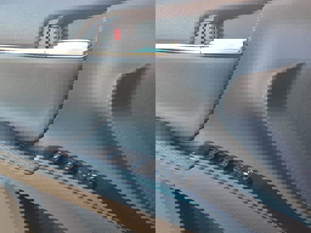 Used 2020 Toyota Camry XLE image 19