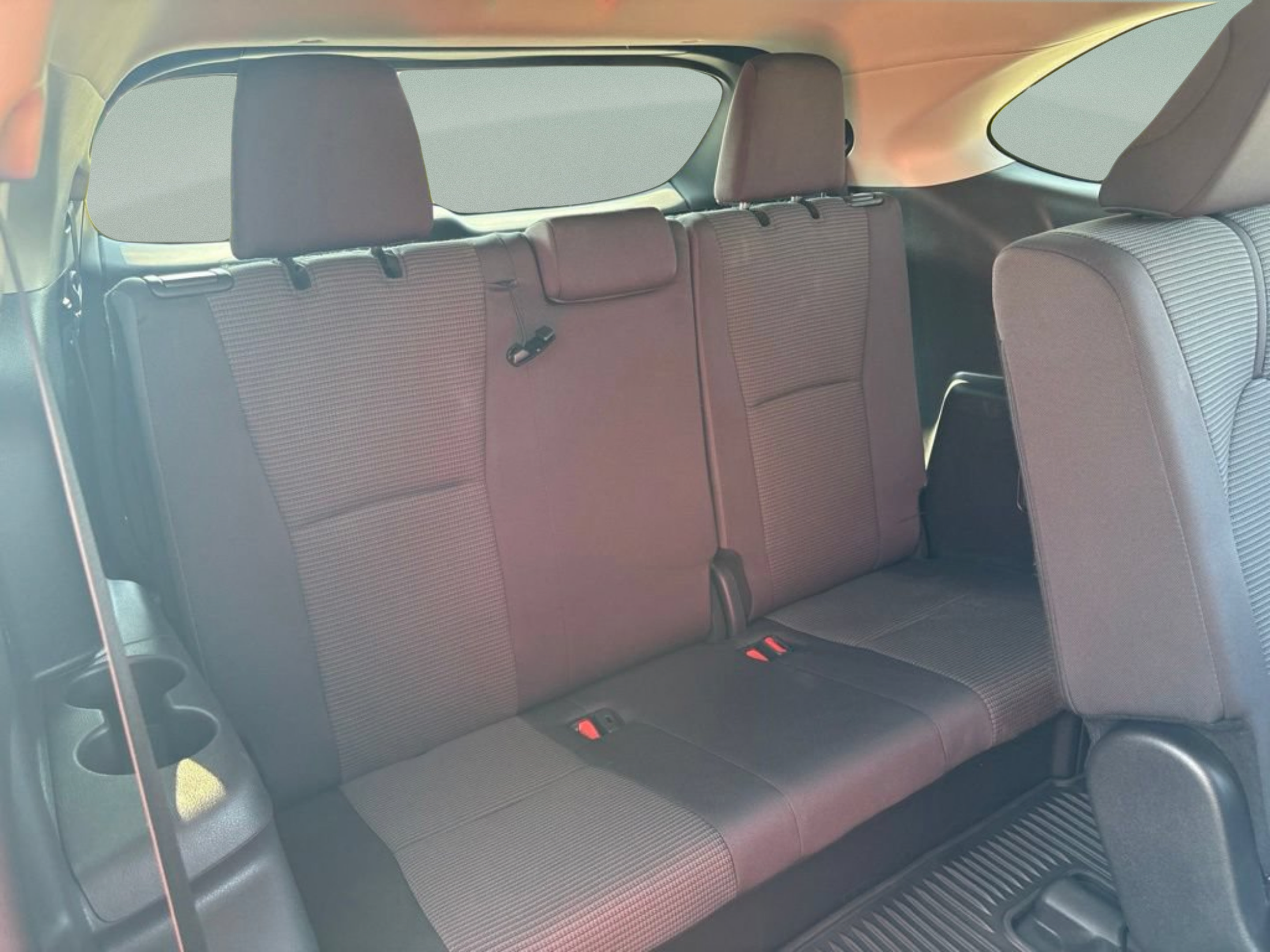 Used 2025 Toyota Highlander LE FWD image 18
