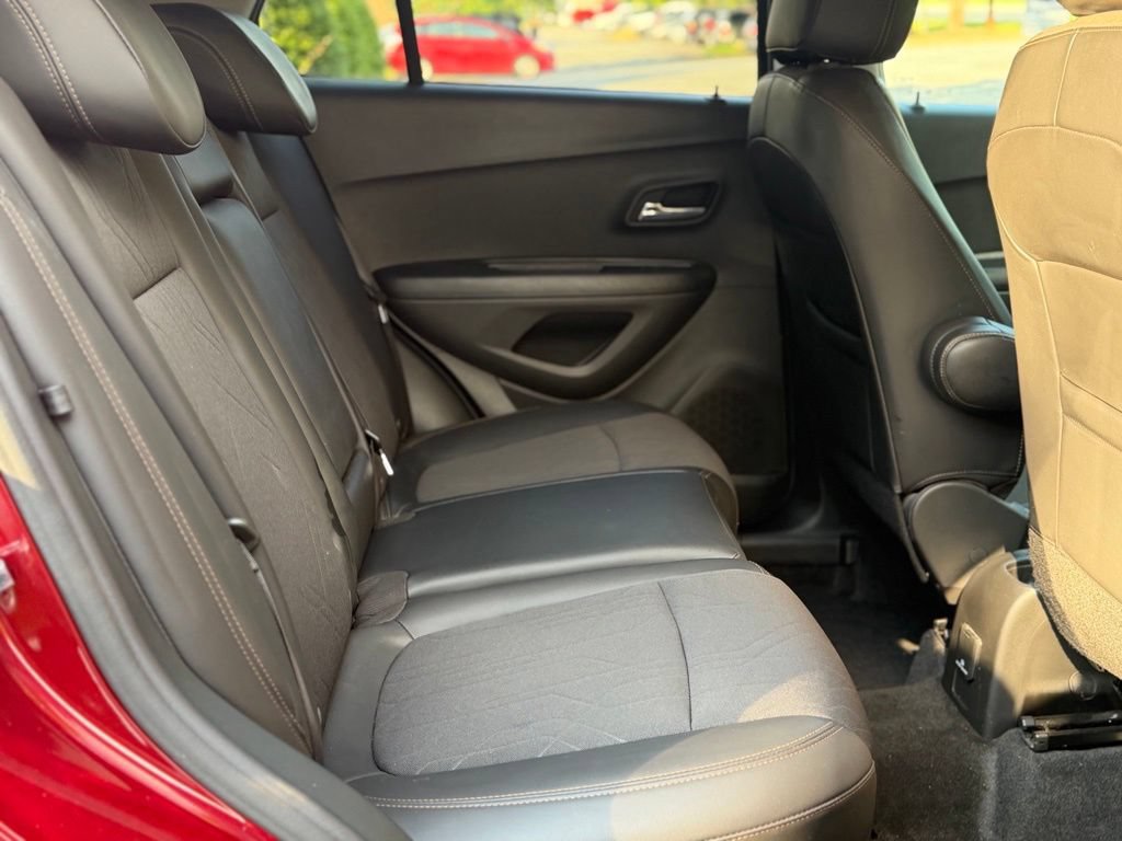 Used 2022 Chevrolet Trax LT w/ LT Convenience Package FWD image 18
