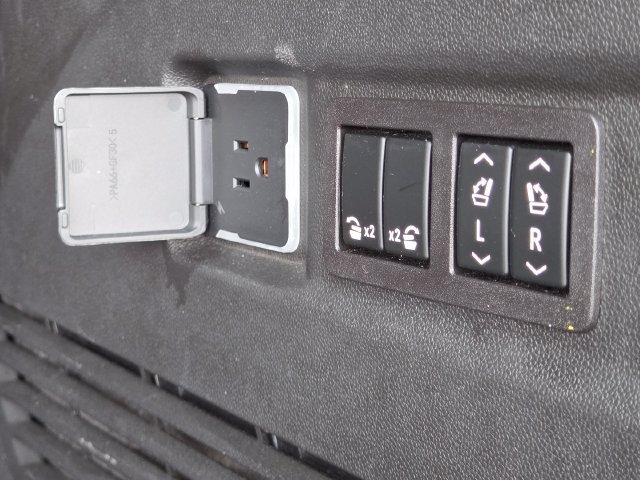 Used 2023 GMC Yukon SLT w/ SLT Luxury Package AWD/4WD image 22