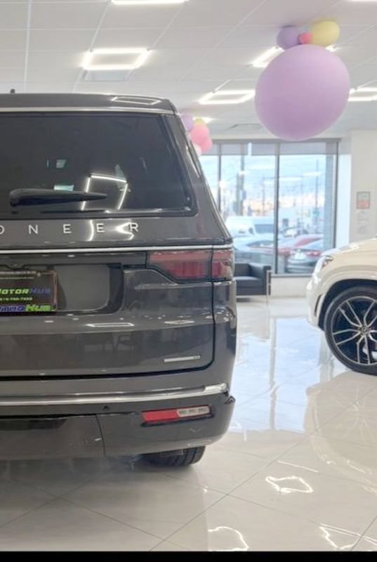 Used 2022 Jeep Wagoneer Series III w/ Premium Group I AWD/4WD image 14