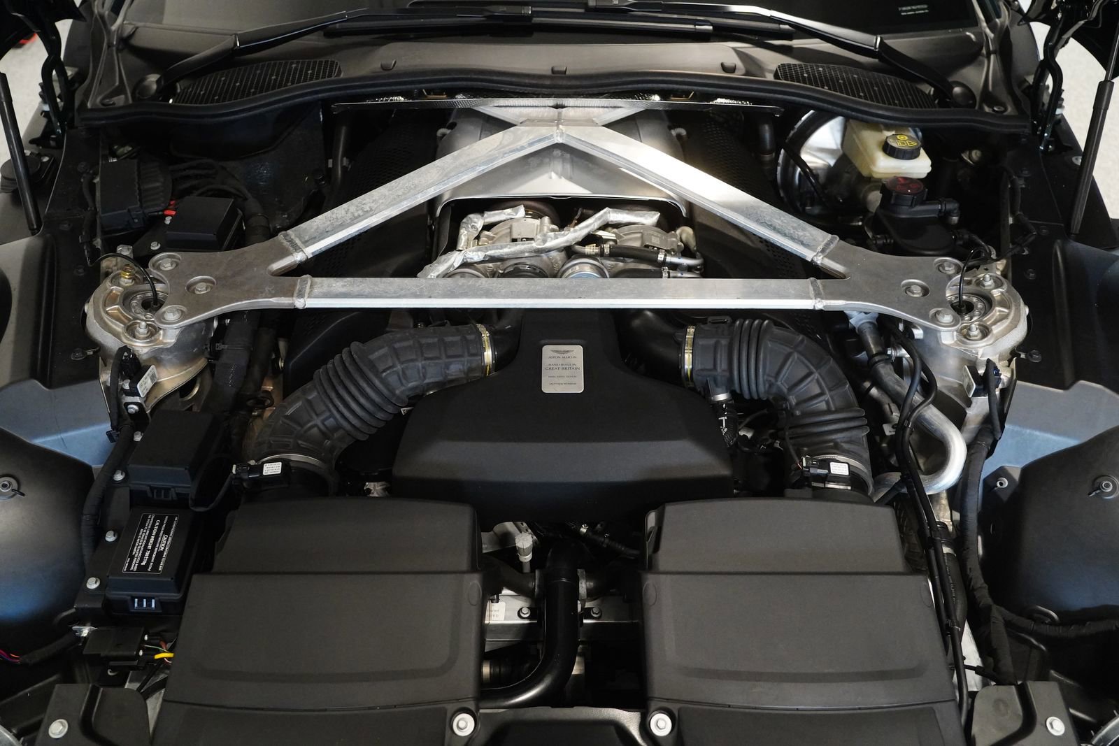 Used 2021 Aston Martin V8 Vantage Roadster RWD image 30