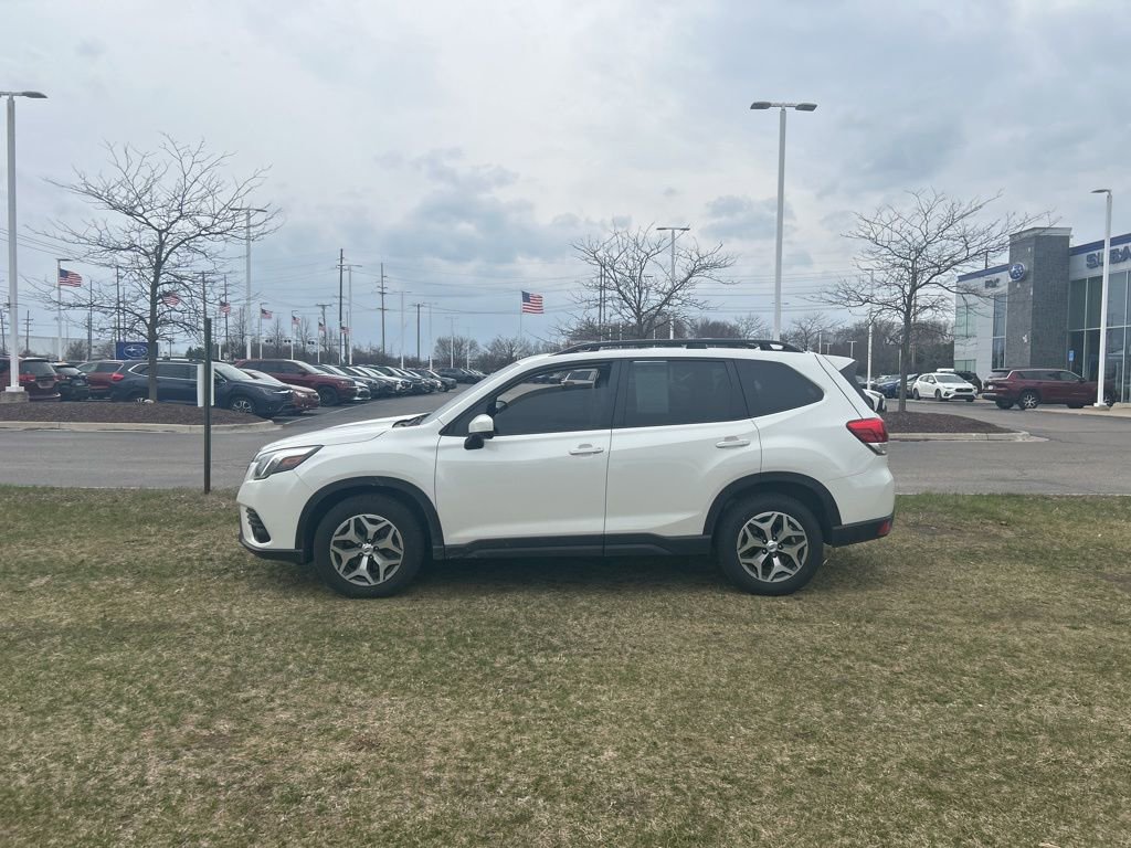 Used 2023 Subaru Forester Premium image 2