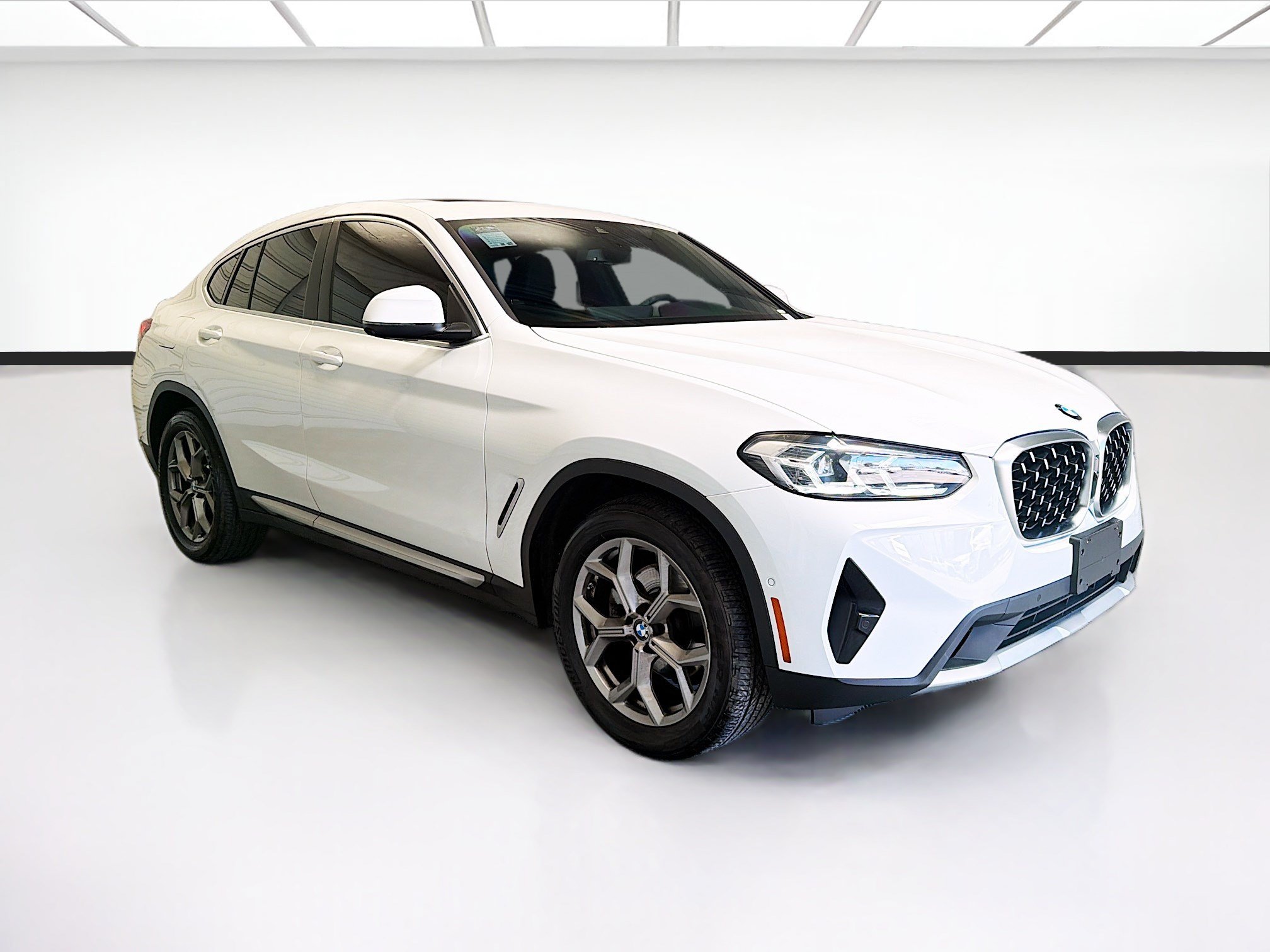 Used 2025 BMW X4 xDrive30i w/ Convenience Package AWD/4WD image 3