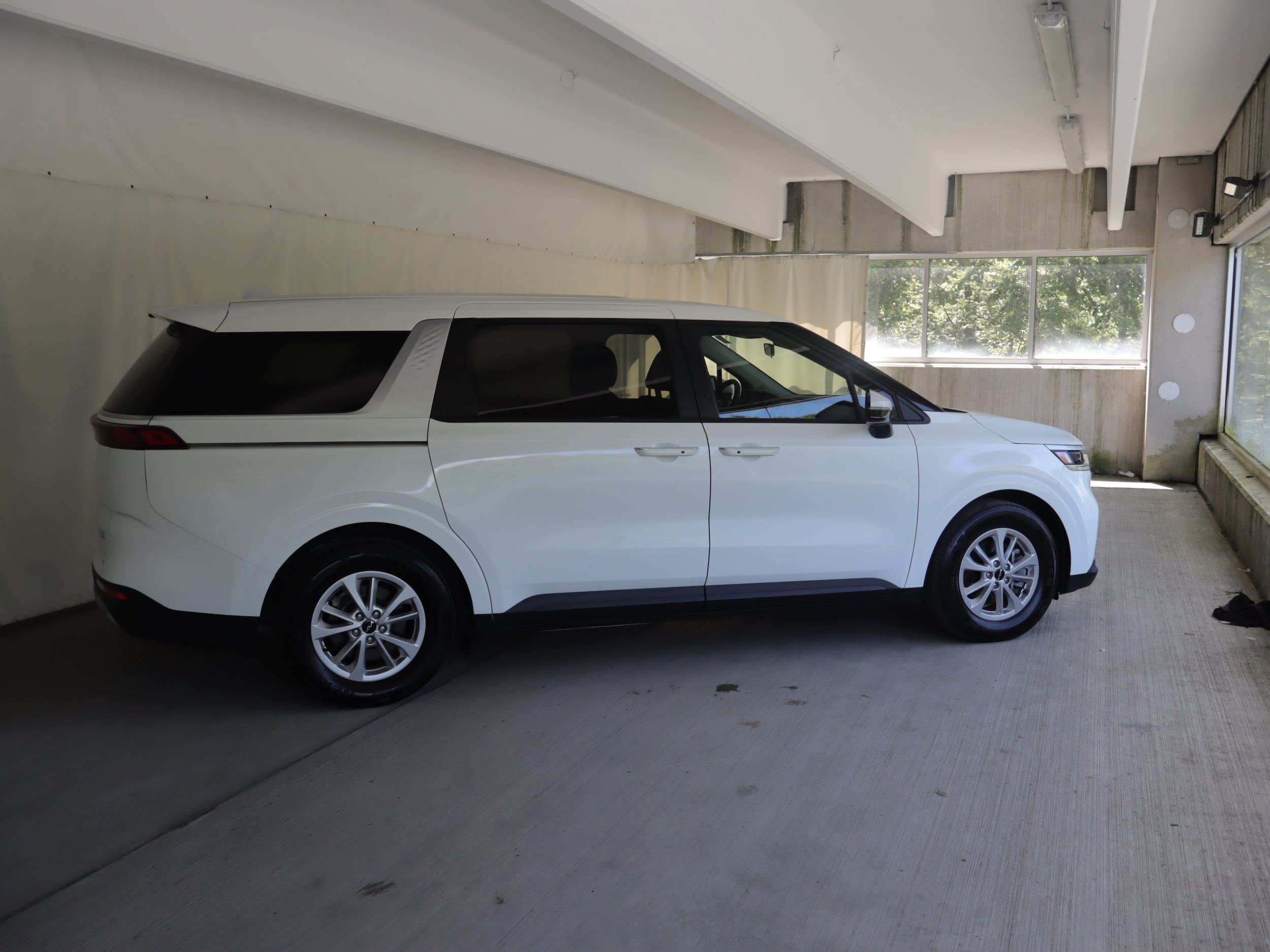 Used 2024 Kia Carnival LX FWD image 4