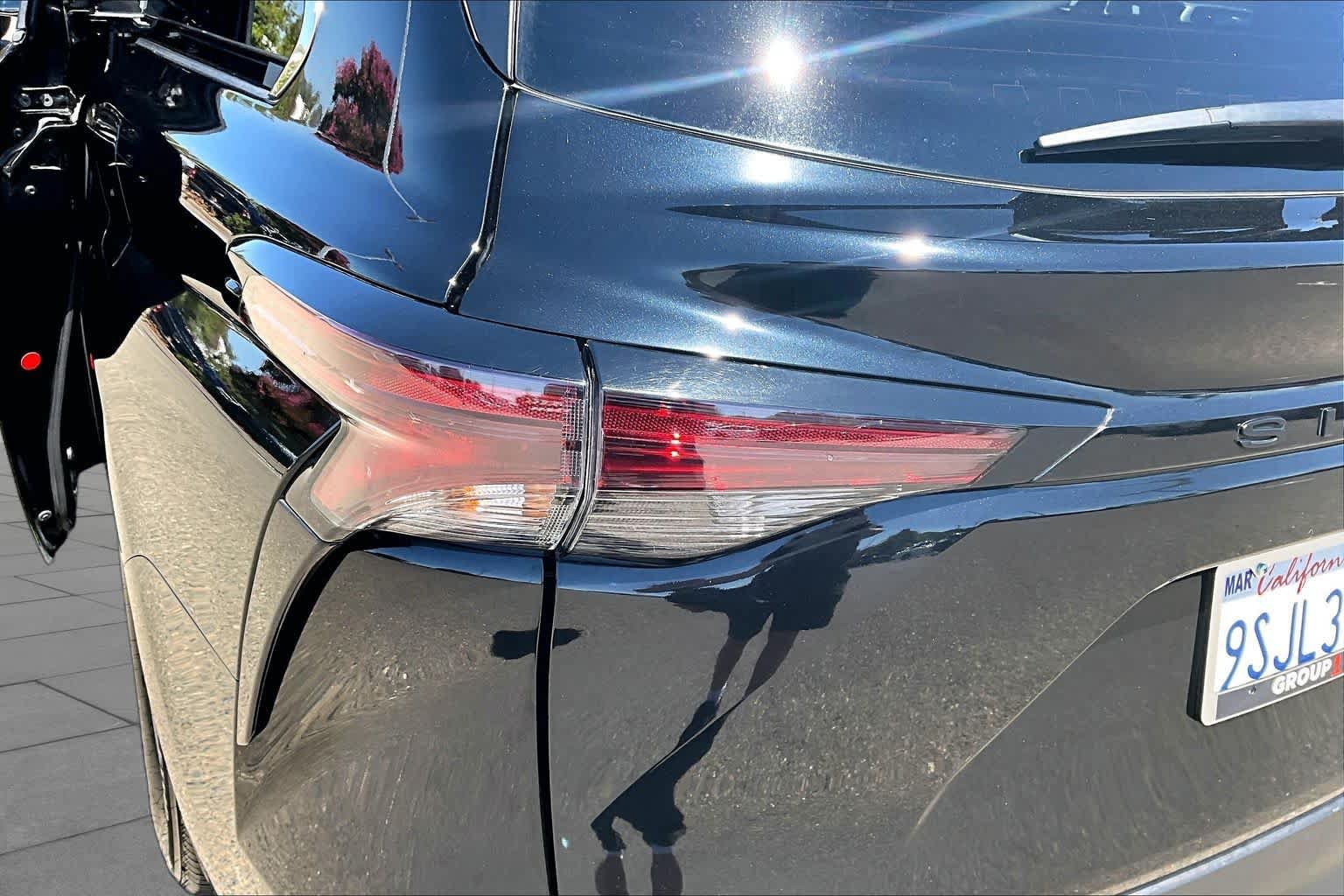 Certified 2025 Toyota Sienna LE FWD image 28