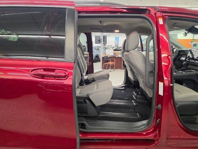 Used 2022 Toyota Sienna LE FWD image 11