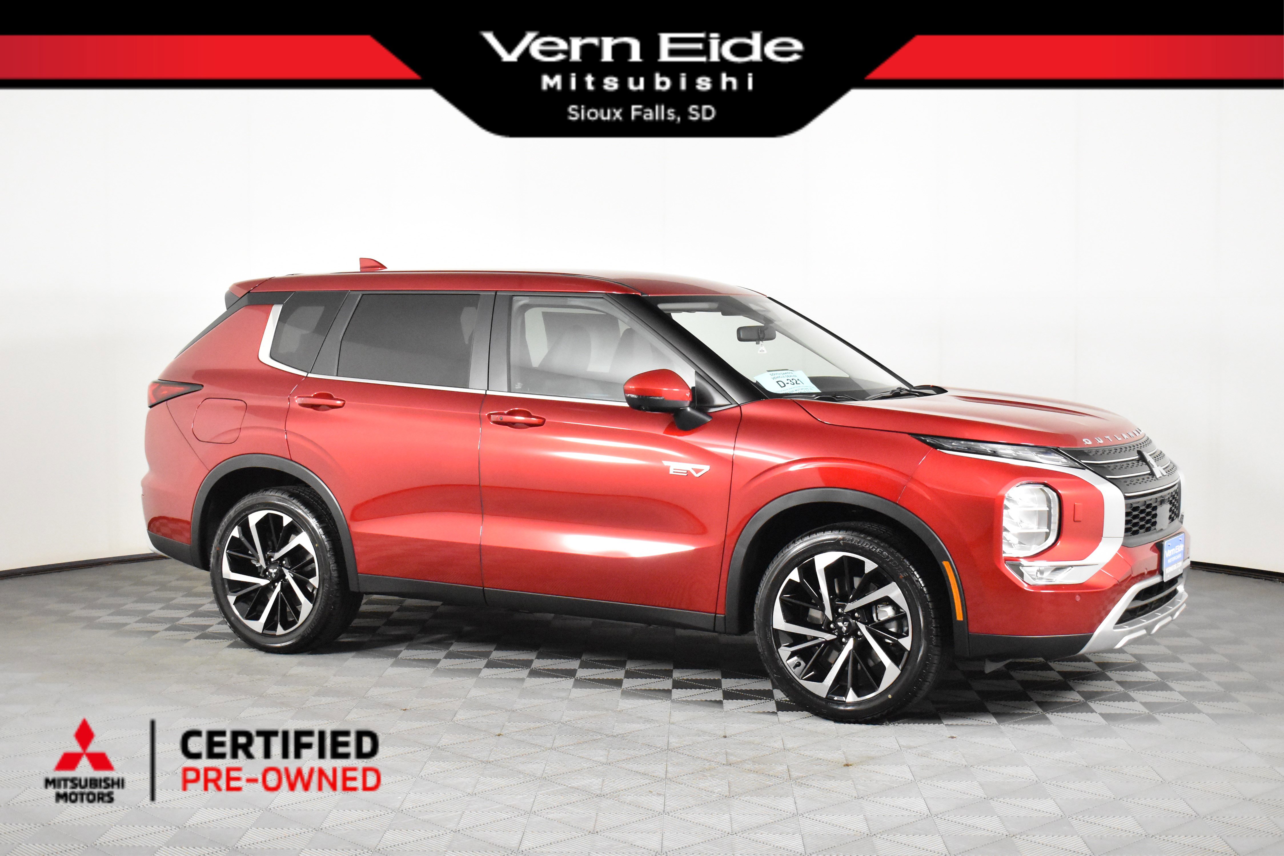 Used 2025 Mitsubishi Outlander SE image 1