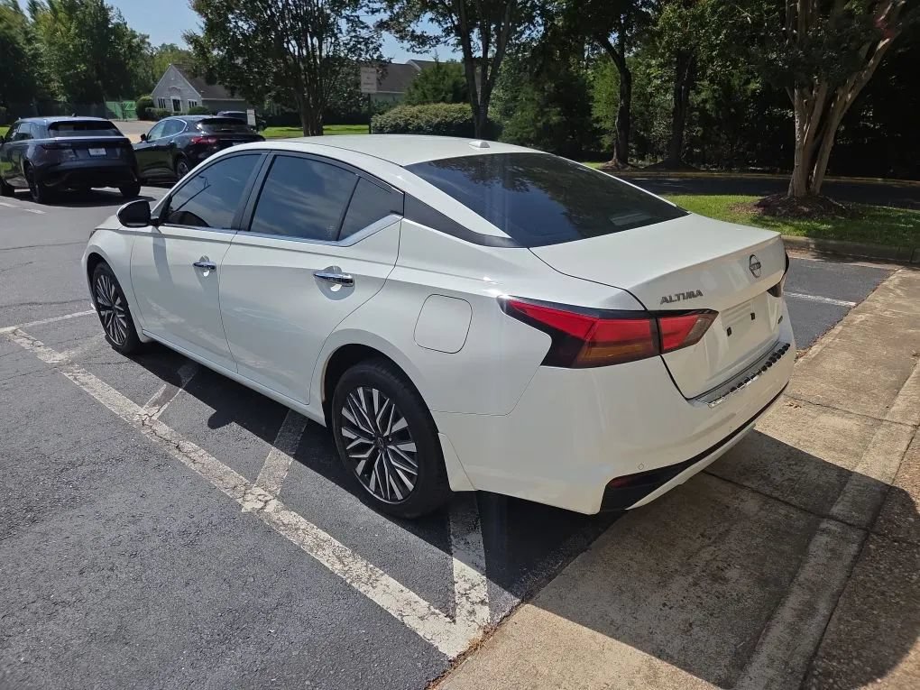 Used 2023 Nissan Altima 2.5 SV AWD/4WD image 2