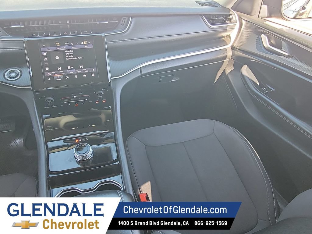 Used 2023 Jeep Grand Cherokee Laredo AWD/4WD image 23