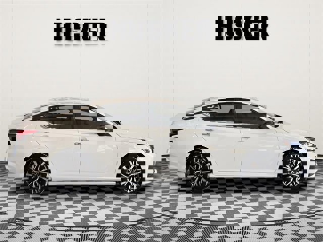 Used 2025 Nissan Altima 2.5 SV image 2