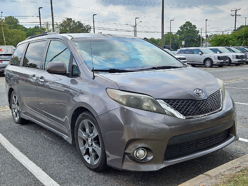 Used 2014 Toyota Sienna SE FWD image 2