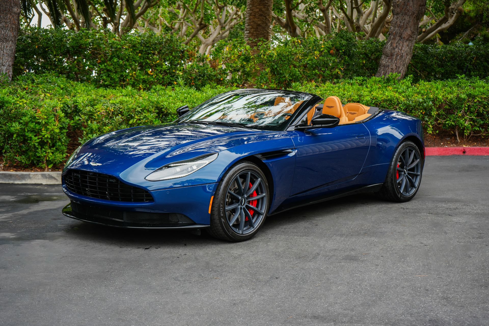 Used 2023 Aston Martin DB11 Volante RWD image 3