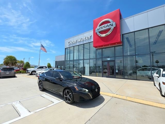 Used 2024 Nissan Altima 2.5 SR w/ SR Premium Package FWD image 1