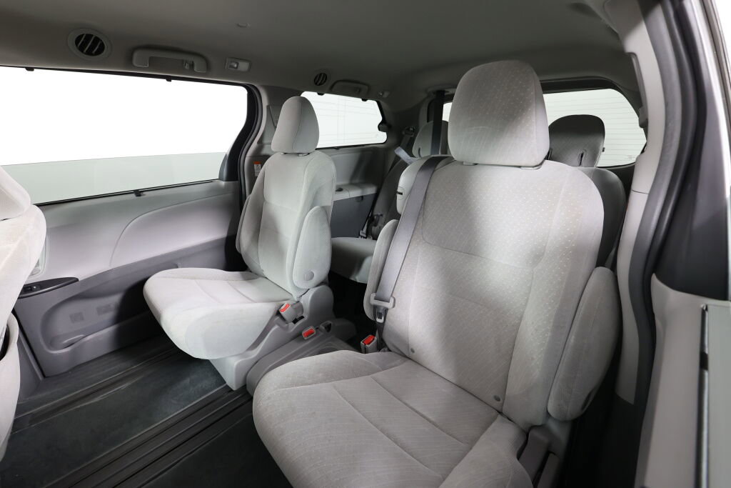 Used 2018 Toyota Sienna LE FWD image 15