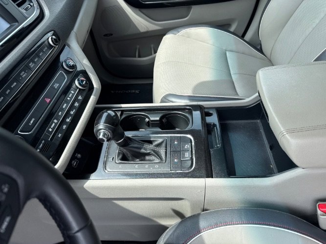 Used 2016 Kia Sedona SX image 18