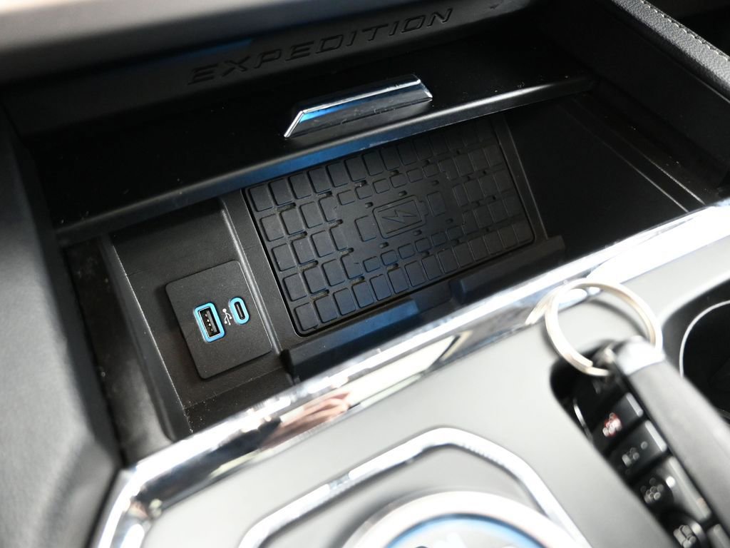 Used 2023 Ford Expedition XLT image 18