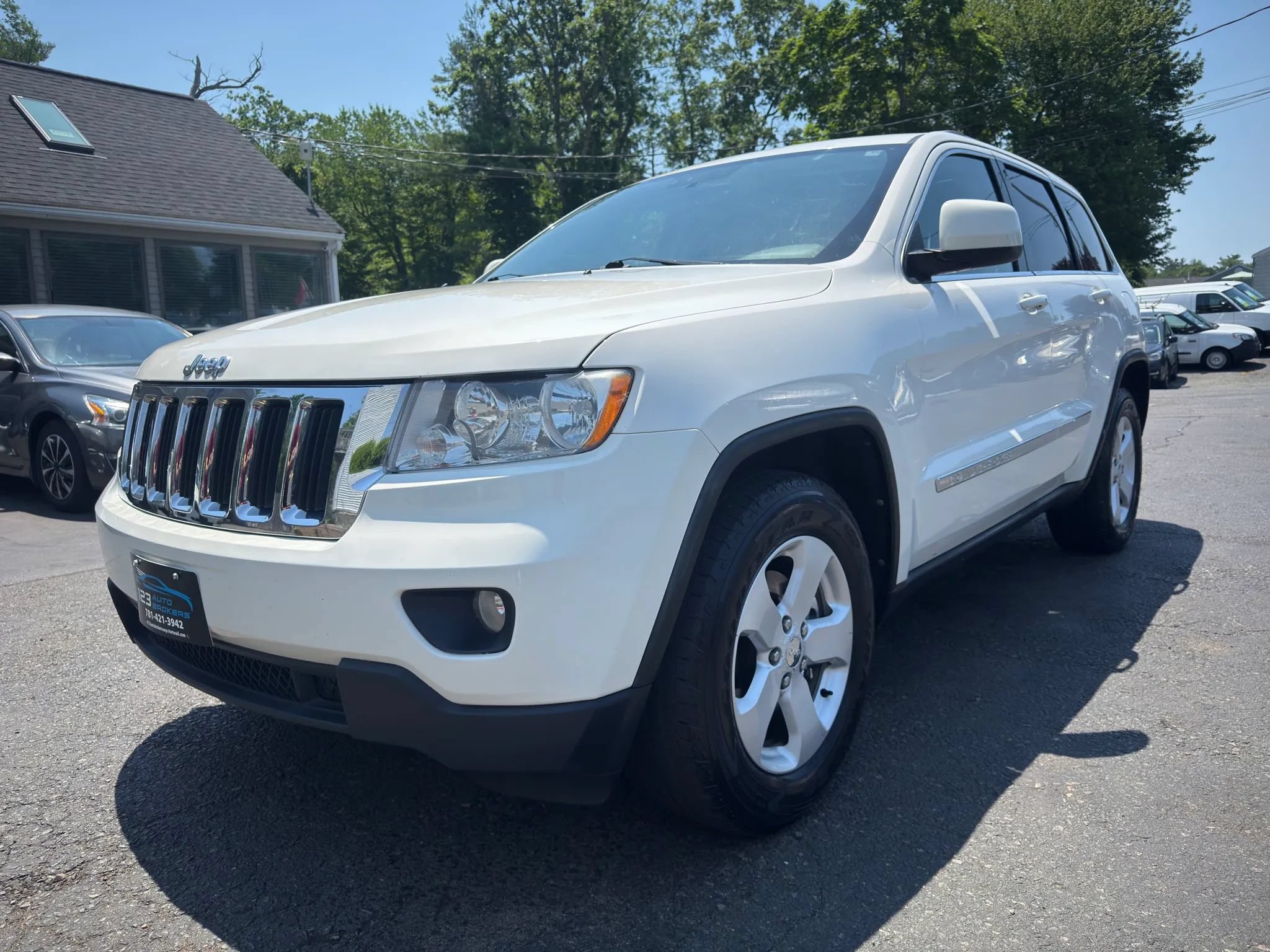 Used 2011 Jeep Grand Cherokee Laredo AWD/4WD image 3