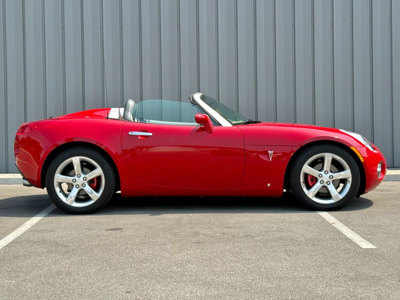 Used 2006 Pontiac Solstice Convertible w/ Premium Package RWD image 4