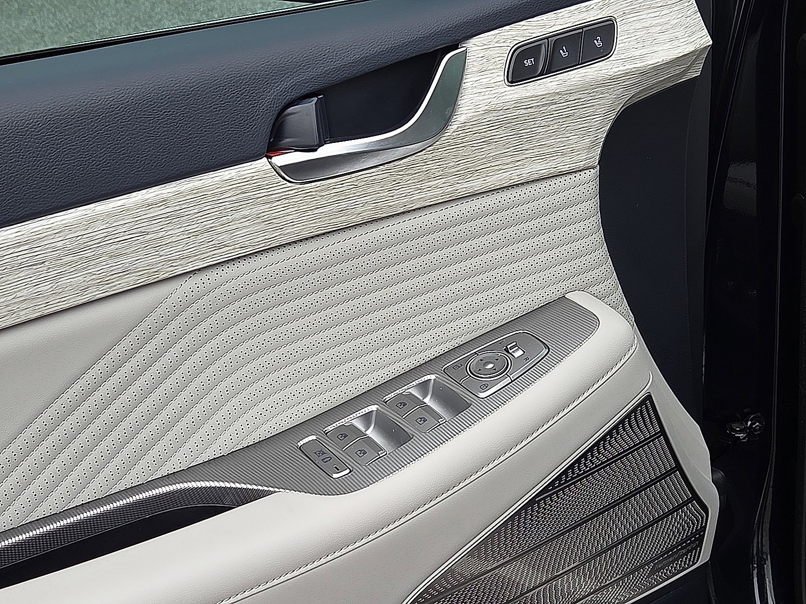 Used 2024 Hyundai Palisade Calligraphy image 15