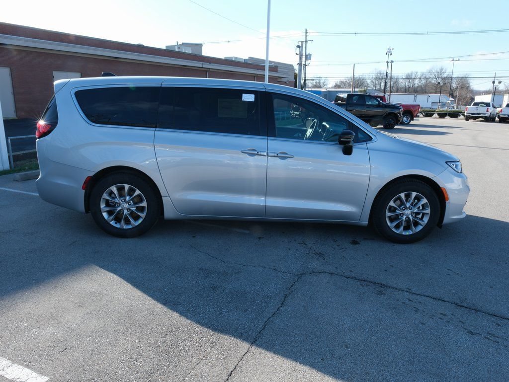 New 2026 Chrysler Pacifica Limited w/ Uconnect Theater Family Group FWD image 2