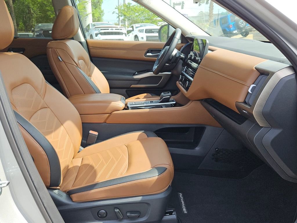 Used 2025 Nissan Pathfinder Platinum w/ Black Appearance Package image 15