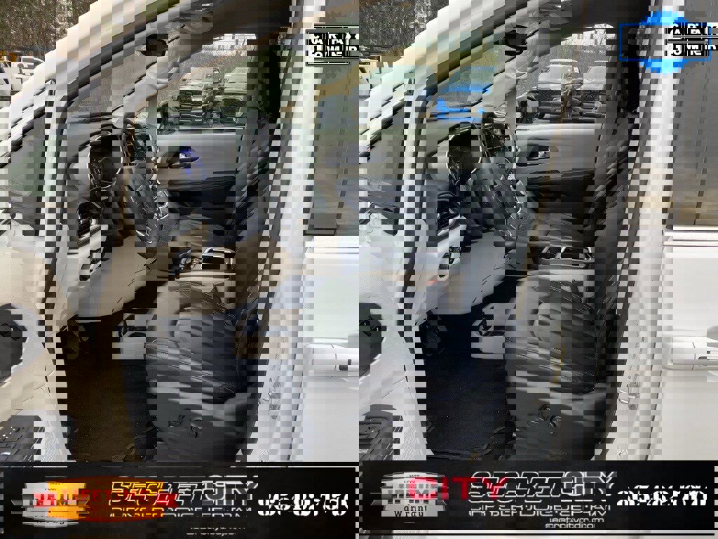 Used 2024 Chrysler Pacifica Touring-L image 9