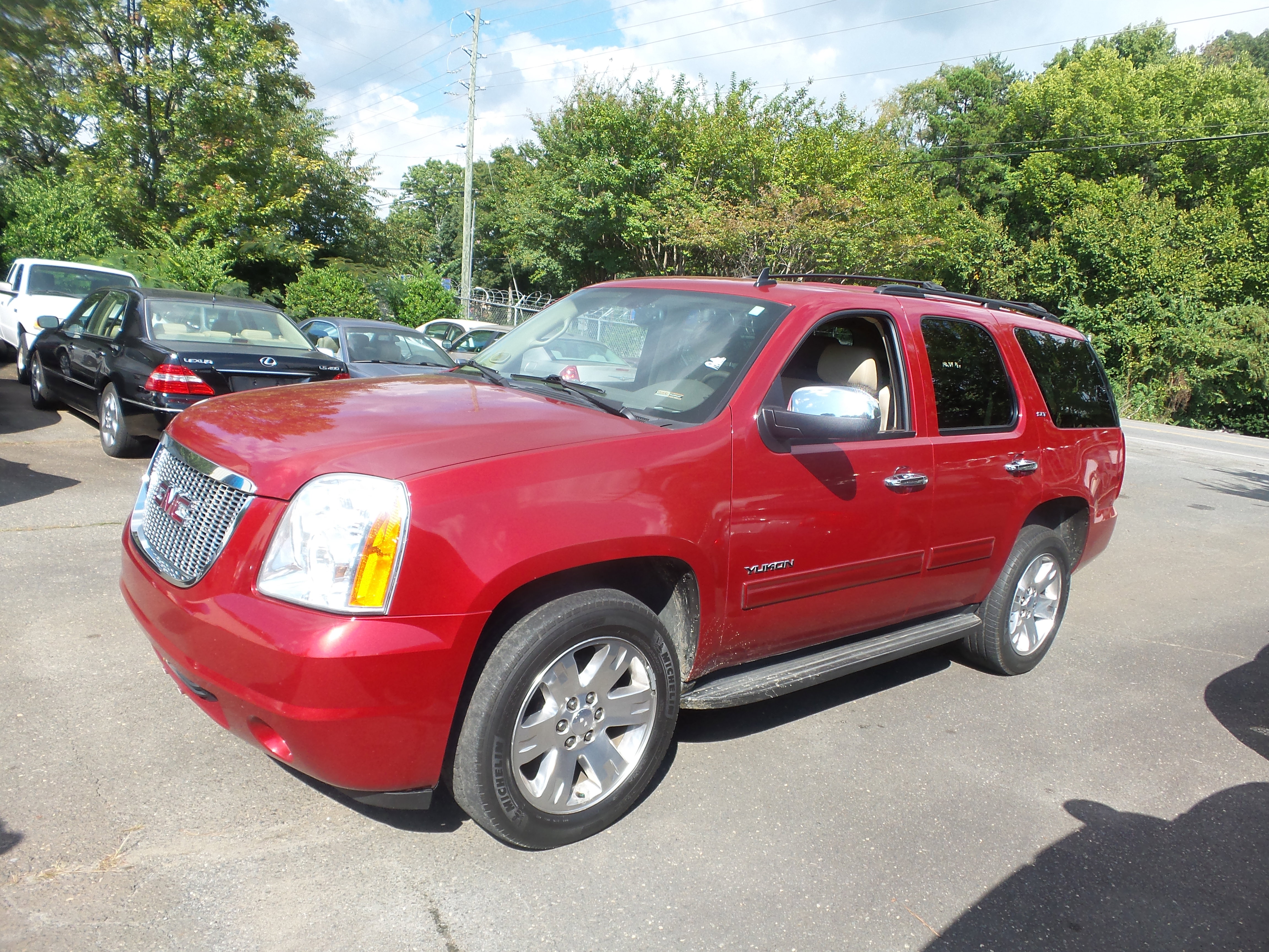 Used 2013 GMC Yukon SLT w/ SLT Chrome Package image 4