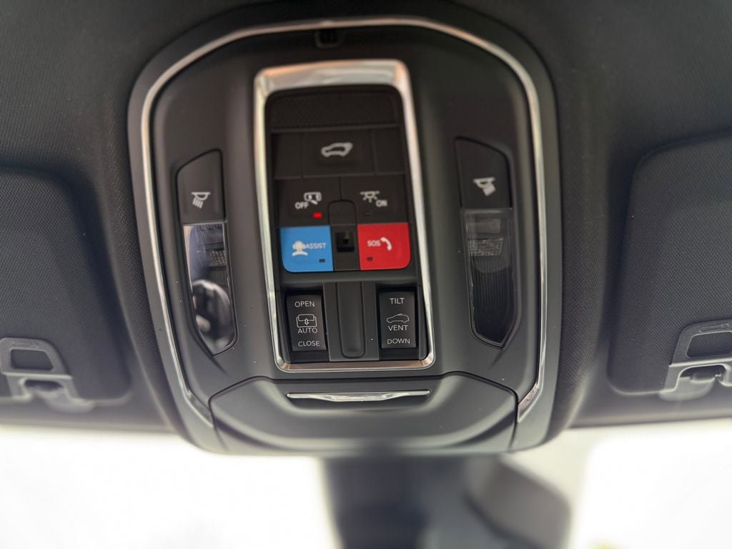 Used 2025 Jeep Grand Cherokee Altitude AWD/4WD image 24