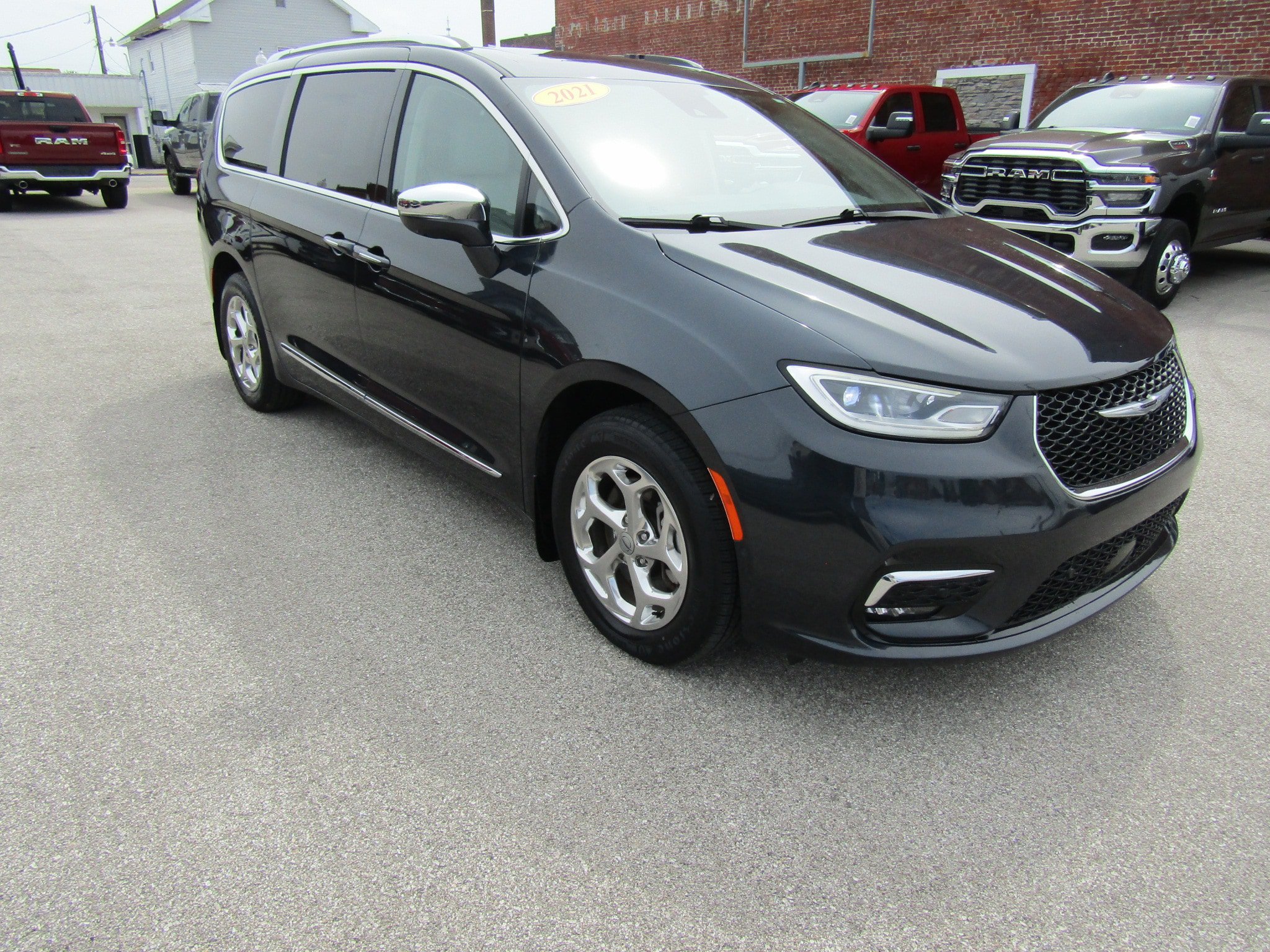 Used 2021 Chrysler Pacifica Limited w/ Premium & Safety Sphere Group AWD/4WD image 1